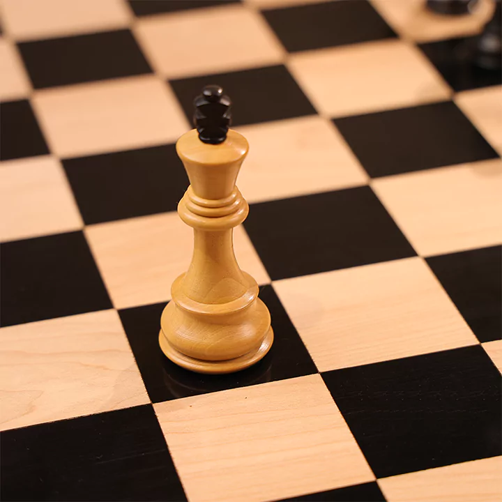 21" Ebonised Round Edged Wooden Chess Set With 3.9" Zagreb Design Chess Pieces - Image 3