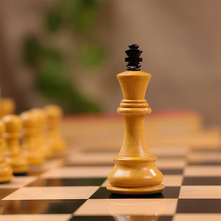 21" Ebonised Round Edged Wooden Chess Set With 3.9" Zagreb Design Chess Pieces - Image 4