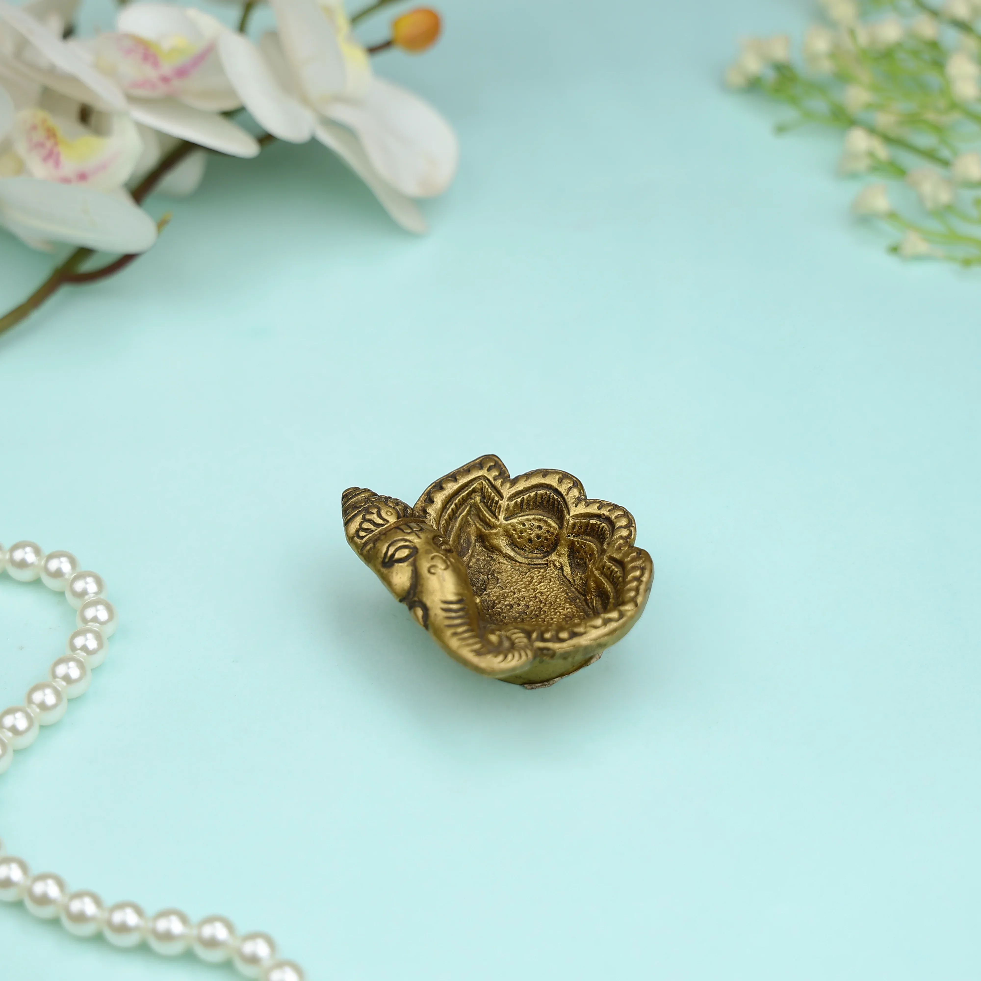 Brass Lord Ganesha Shankh Shaped Diya - Image 3